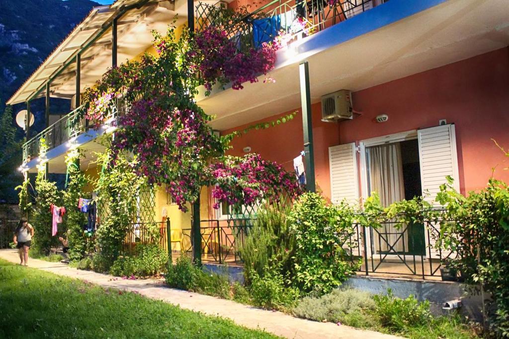 Tsertos Apartments Камена Вурла Екстериор снимка